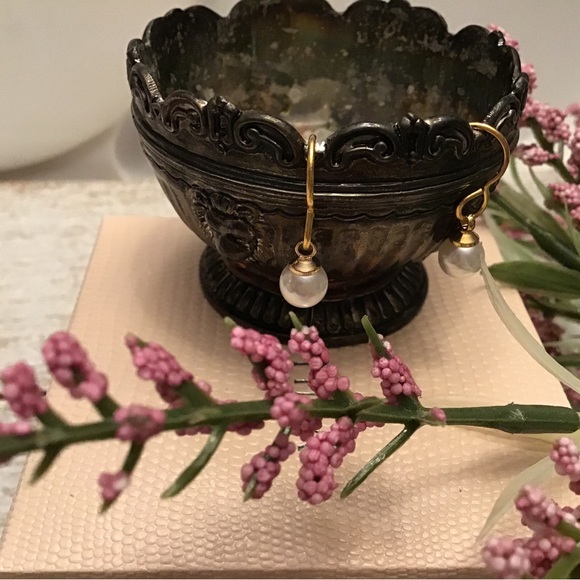 Dangle Pearl Earrings 🌸[2/$30.00]🌸 - Picture 6 of 7